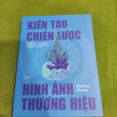 Biết đến Richard Moore như một tượng đài về xây dựng chiến lược thương hiệu. Cuối cùng ông cũng đã cho ra mắt cuốn sách Kiến tạo chiến lược hình ảnh thương hiệu này. Cuốn sách là một sự tiếp cận đến nguồn tri thức khổng lồ của ông. Các kiến thức nền tảng về nhận diện thương hiệu được trình bày dưới dạng từng bài viết nhỏ giúp mình tiếp nhận thông tin dễ dàng hơn. Có những thông tin mà mình hiếm khi thấy khi đọc báo. Sẽ vừa đọc vừa áp dụng dần dần vào trong công việc của mình.