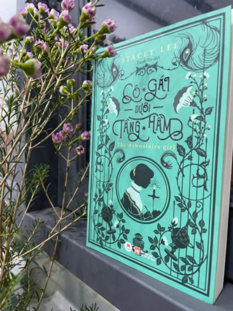 Nhân vật chính của "Cô gái dưới tầng hầm" là một cô gái da màu người Trung Quốc sinh ra trong thời kỳ hậu Tái thiết ở miền Nam nước Mỹ. Cuộc đời Jo Kuan là một chuỗi những bất công, bị cha mẹ ruồng bỏ ngay khi vừa lọt lòng, sống lén lút trong căn hầm ẩm thấp và tăm tối cùng Già Gin, bị đuổi khỏi xưởng làm mũ dù tay nghề rất giỏi, trở thành hầu gái cho cô tiểu thư Caroline đanh đá, lắm trò và chịu đủ sự bất công khác mà xã hội dành cho những người da màu… Jo Kuan ẩn mình dưới vỏ bọc của Quý cô ngọt ngào bộc lộ rất rõ sự tài năng không chỉ trong thế giới văn chương mà còn nhanh nhạy cả với thời cuộc. Jo đã từng bước thay đổi cuộc đời của bản thân bằng cách suy nghĩ và hành động dứt khoát. 
Cuốn sách không có quá nhiều cao trào hay nút thắt mở mà tập trung nhiều vào tâm lý xã hội và tình cảm gia đình. Tuy nhiên, cuốn sách có nhiều đoạn rất ý nghĩa, đáng để nghiền ngẫm.