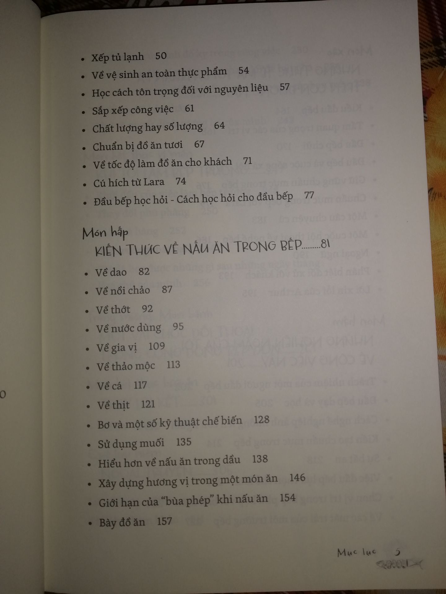 Là những câu chuyện về nghê bếp của Chef Bếp Đơn, song mình thấy không hấp dẫn lắm. Thích nhất là chương cung cấp kiến thức ẩm thực bổ ích