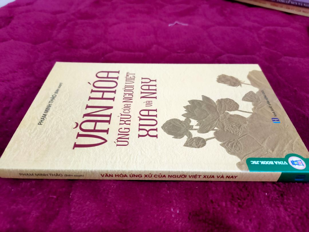 Cuốn sách này khá oke.
Hình thức đẹp, giá cả phải chăng.
Kiến thức vừa, khá tốt.