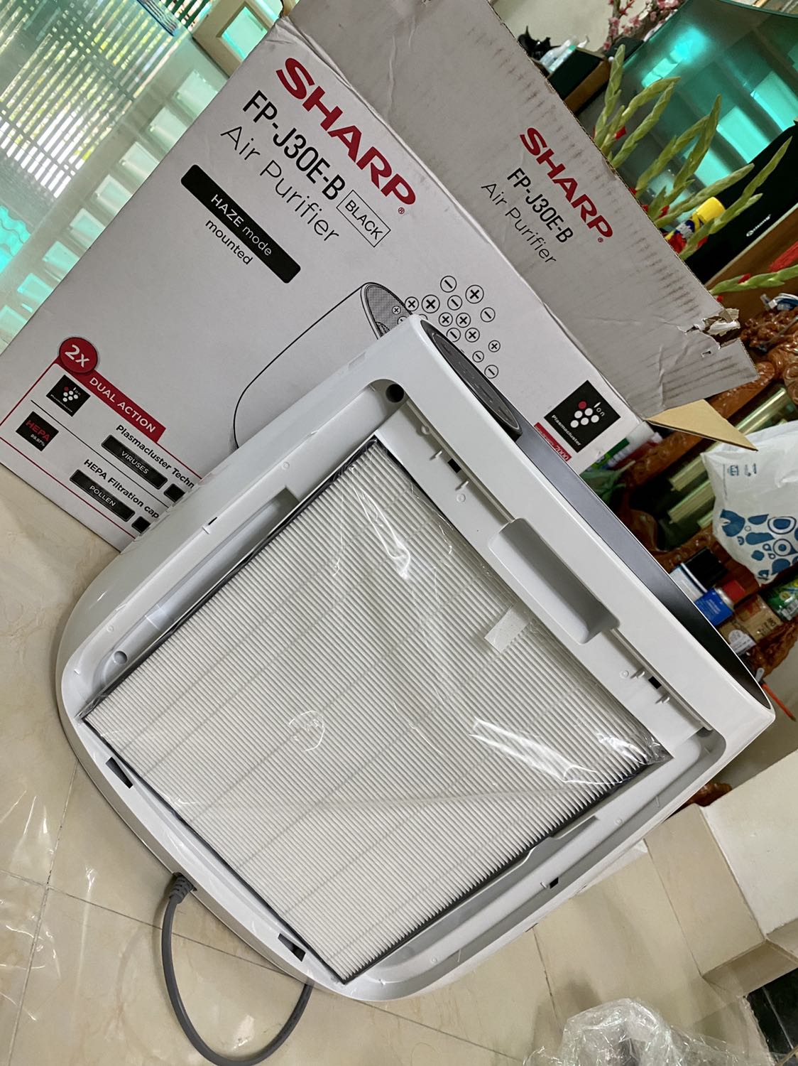 Gần Tết không khí ô nhiễm nên tranh thủ mua một em về lọc không khí trong phòng.
Cảm nhận ban đầu máy bể ngoài tuy to nhưng khá nhẹ khi cầm di chuyển đến các vị trí.
Máy hoạt động êm ả chỉ có khi để tốc độ lọc tối đa thì mới nghe tiếng quạt thôi cỏn chế độ ngủ và vừa máy hoạt động êm ru.
* Lưu ý: khi mới mua về trước khi chạy thì mọi người nhớ tháo tấm pano sau ra và bóc miếng bao ni lông từ miếng lọc HEPA ra nhé ! Gần Tết không khí ô nhiễm nên tranh thủ mua một em về lọc không khí trong phòng.
Cảm nhận ban đầu máy bể ngoài tuy to nhưng khá nhẹ khi cầm di chuyển đến các vị trí.
Máy hoạt động êm ả chỉ có khi để tốc độ lọc tối đa thì mới nghe tiếng quạt thôi cỏn chế độ ngủ và vừa máy hoạt động êm ru.
* Lưu ý: khi mới mua về trước khi chạy thì mọi người nhớ tháo tấm pano sau ra và bóc miếng bao ni lông từ miếng lọc HEPA ra nhé !
