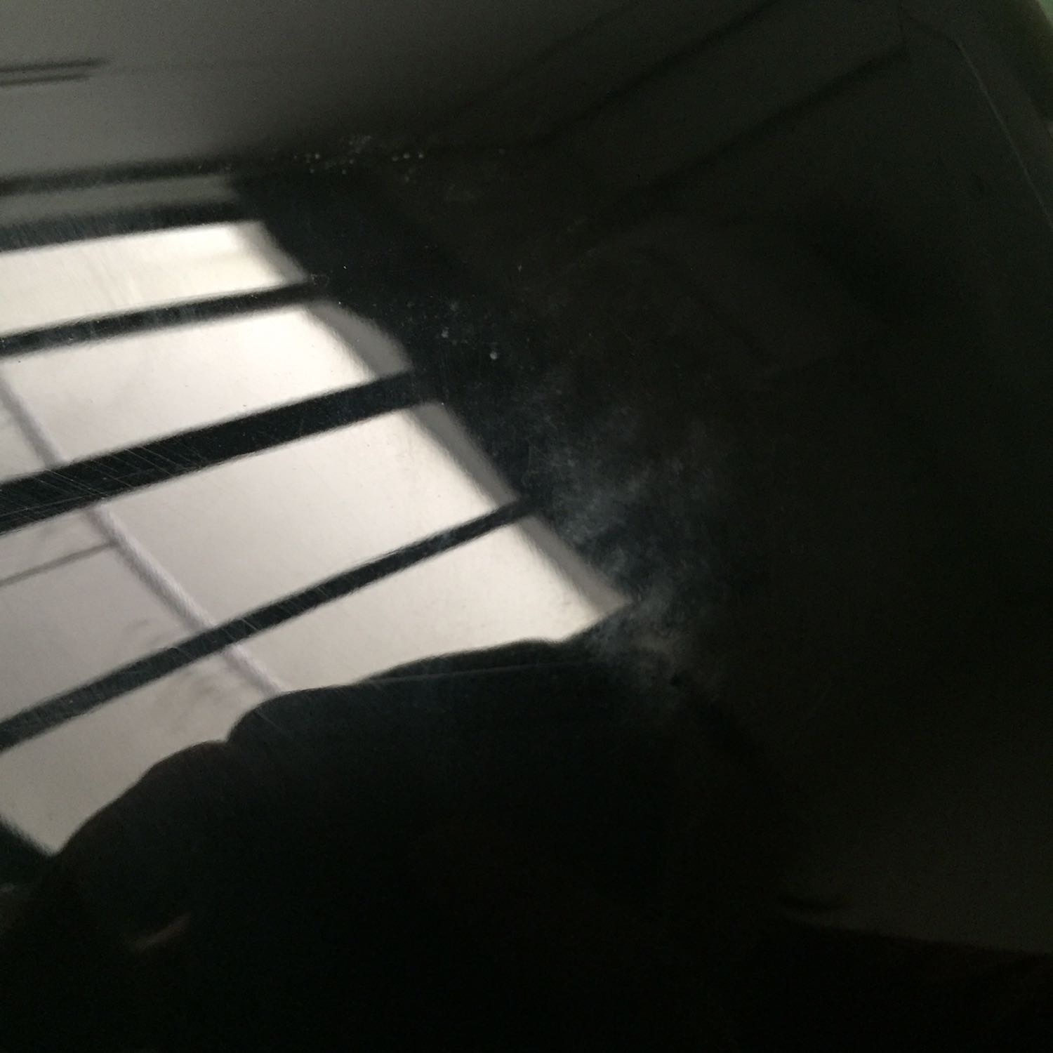 Nồi mới mua nhưng bám bụi ở các kẽ, đặc biệt là ở khe thoát hơi nóng, ố và trầy nhiều chỗ, không thể chùi đi được, bộ phận dẫn nhiệt còn bị gỉ. Mới chiên thử đùi gà thì hoạt động ổn, chín đều nếu trở thêm 1 lần giữa lúc chiên. Không biết dùng được bao lâu vì như hàng dùng rồi đã đổi trả, sửa lại rồi bán cho khách khác