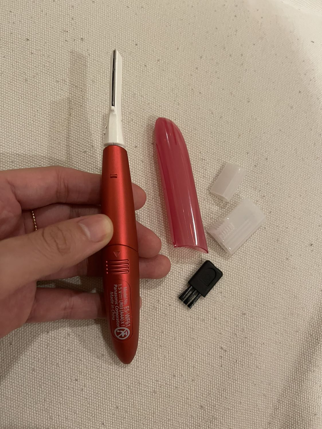 Tạm được do không bén bằng dao cạo bình thường và đối với lông ngắn và cứng thì cạo cũng khó và không sạch lông