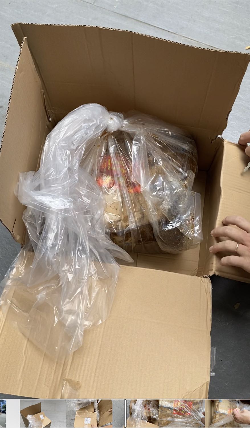 Hàng bị bể từ trước bên Tiki còn quấn bọc nilon lại, biết bể những vẫn giao. Mình khui ra còn bị đứt tay. Tức ghê!