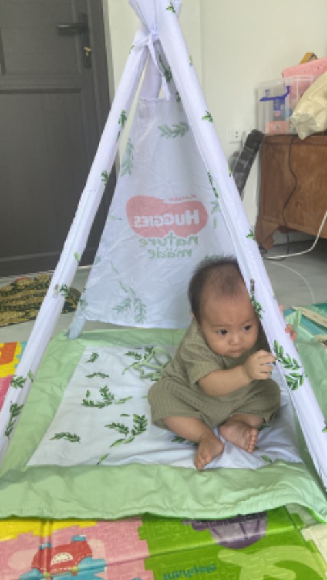 Mua đợt giảm giá nên bỉm có giá ổn áp lắm. Lại đc tặng thêm 1 cái lều. Cưng xỉu luôn. 
Bỉm hơi dày xíu nhưng có tinh chất chàm trà nên mình cũng k bôi kem chống hăm