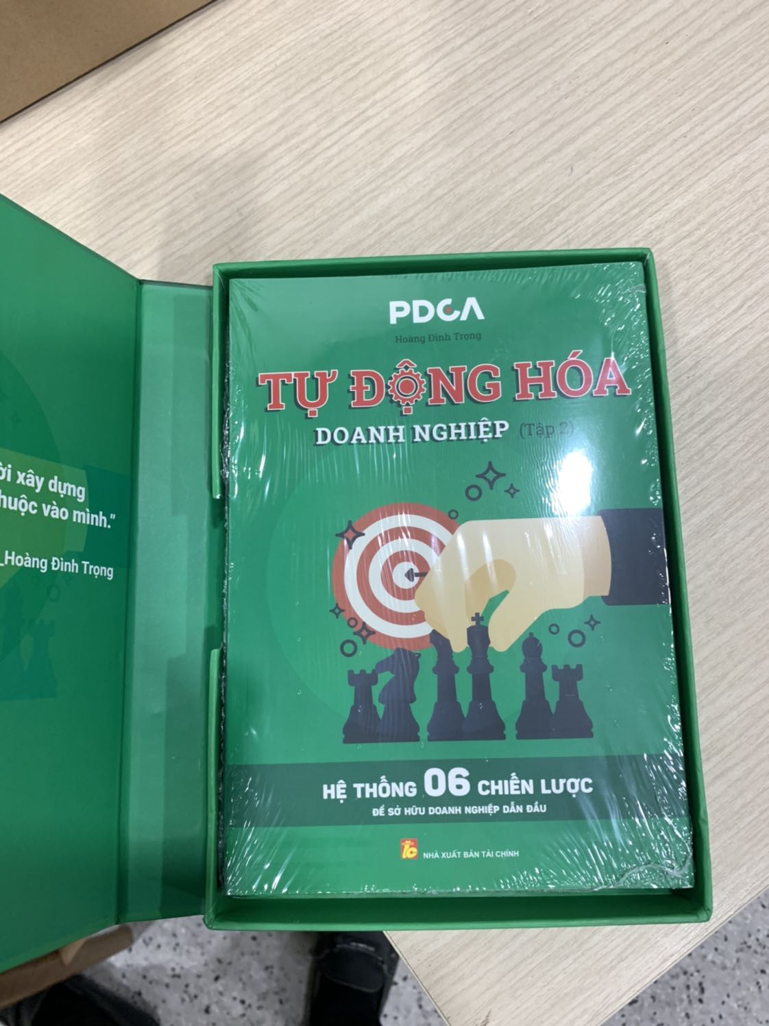 Cảm nhận đầu tiên là sách được bọc kĩ càng, cẩn thận. Có bìa cứng, bọc nilong nữa. Mở ra đọc thì đúng là những kiến thức mà mình đang thiếu trong việc kinh doanh và quản trị công ty. Mới đầu thấy giá hơi cao, nhưng sau khi đọc xong thì thấy giá không hề cao chút nào mà cực rẻ so với khối lượng kiến thức được nhận. Mình sẽ giới thiệu cho bạn bè mua