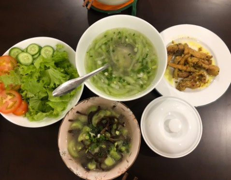 Thật sự thì không dính nhiều cho lắm , phải dùng keo non để cố định .mẫu mã tạm , bằng nhựa nên không rỉ sét