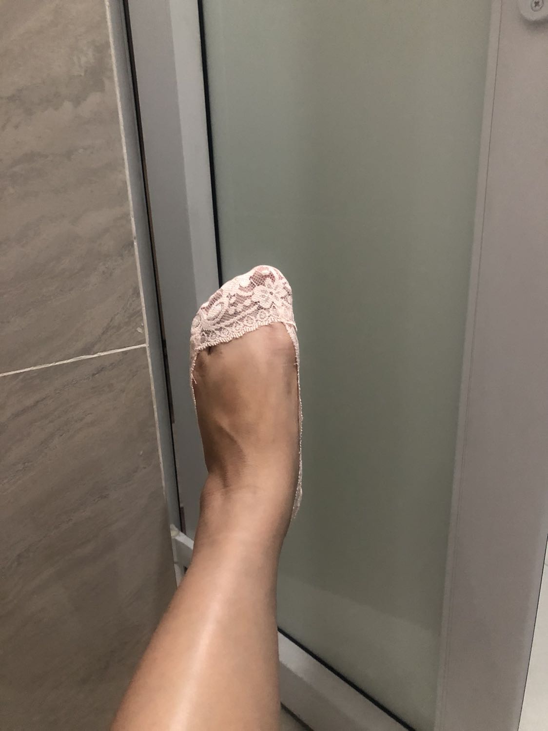 Vớ màu sắc nhẹ nhàng, mềm mại dễ thương, ren bên trên nhìn chắc chắn, phần đế là thun khá ôm chân. Nhìn chung ổn, đáng để mua thử nhé.