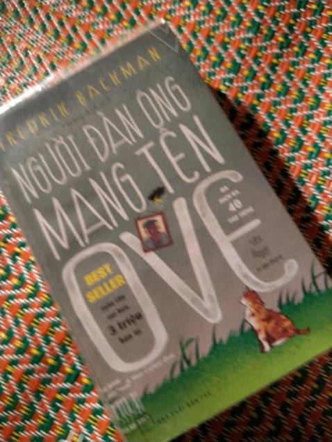 Bìa minh hoạ xấu, nhưng mình thích nội dung của quyển sách này, có hài hước, xúc động, tinh tế và thú vị, không có chút gì là đạo lý sến sẩm, nhân vật chính khó ở nhưng mà dễ thương. Quyển sách đã thật sự khiến mình yêu mến nhân vật này.
Tóm lại, là một quyển truyện nhẹ nhàng, thú vị, giống như bánh quy của AFC ấy, ngon.