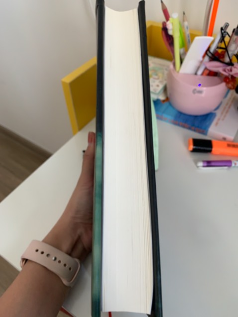 Một tác phẩm phải nói là rất lôi cuốn. Đã mở trang đầu tiên là sẽ phải đọc cho đến trang cuối cùng mới chịu thôi vì sự khao khát muốn biết sự kiện tiếp theo. Có những bộ óc ưu việc, những con người tài năng, những khao khát, đam mê, và cả sự ích kỷ vây lấy họ. Đọc để cảm, để ngẫm về cuộc sống, để thấy được rằng: Tình cảm là thứ đáng trân trọng, nhưng nó nên được giải bày, để đối phương có thể dễ hiểu và dễ cư xử hơn nếu nhỡ không thể đáp trả theo ý muốn của mình. Có thể tự do là chính mình trong một mối quan hệ, cùng nhau phát triển bản thân tốt hơn trong một mối quan hệ, và cùng lo lắng, sợ mất nhau trong một mối quan hệ-hẳn đây chính là tình yêu đúng đắn. Chúc mừng cho tác giả đã để lại một tác phẩm giá trị nhân văn, khiến mọi người biết cách nhìn lại bản thân và sống tốt hơn ngày hôm qua.
Một quyển sách đáng đọc. Các bạn thử đọc và có những cảm nhận riêng nhé!