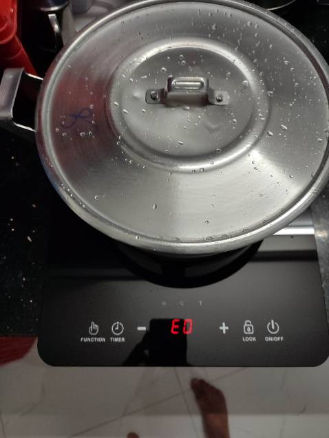 Bếp lỗi E0 không nâú được mà âm thanh tản nhiệt rất ồn, tôi tưởng do nồi nhỏ, tôi đi mua cái nồi to hơn nhưng bếp vẫn lỗi E0, tôi rất bức xúc. Lần đầu tiên gặp sản phẩm lỗi thế này. Tôi rất tin tưởng Tiki mà gặp lỗi như thế này, tôi rất buồn. Tôi muốn đổi trả thì làm thêa nào ạ? Cần sự trợ giúp.