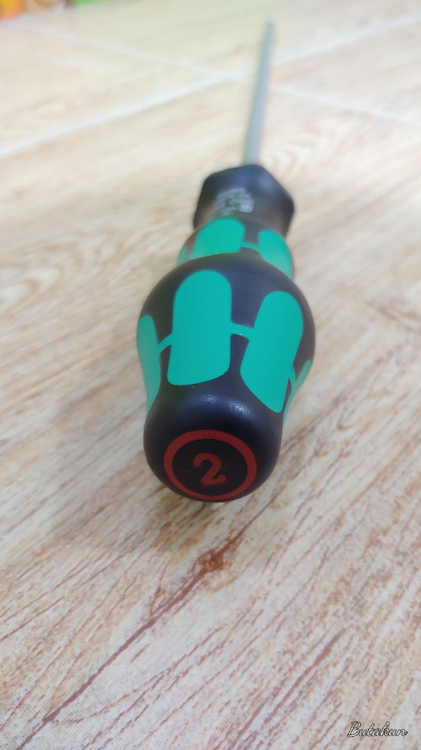 cả cán vít khoảng 40cm, cầm chắc tay