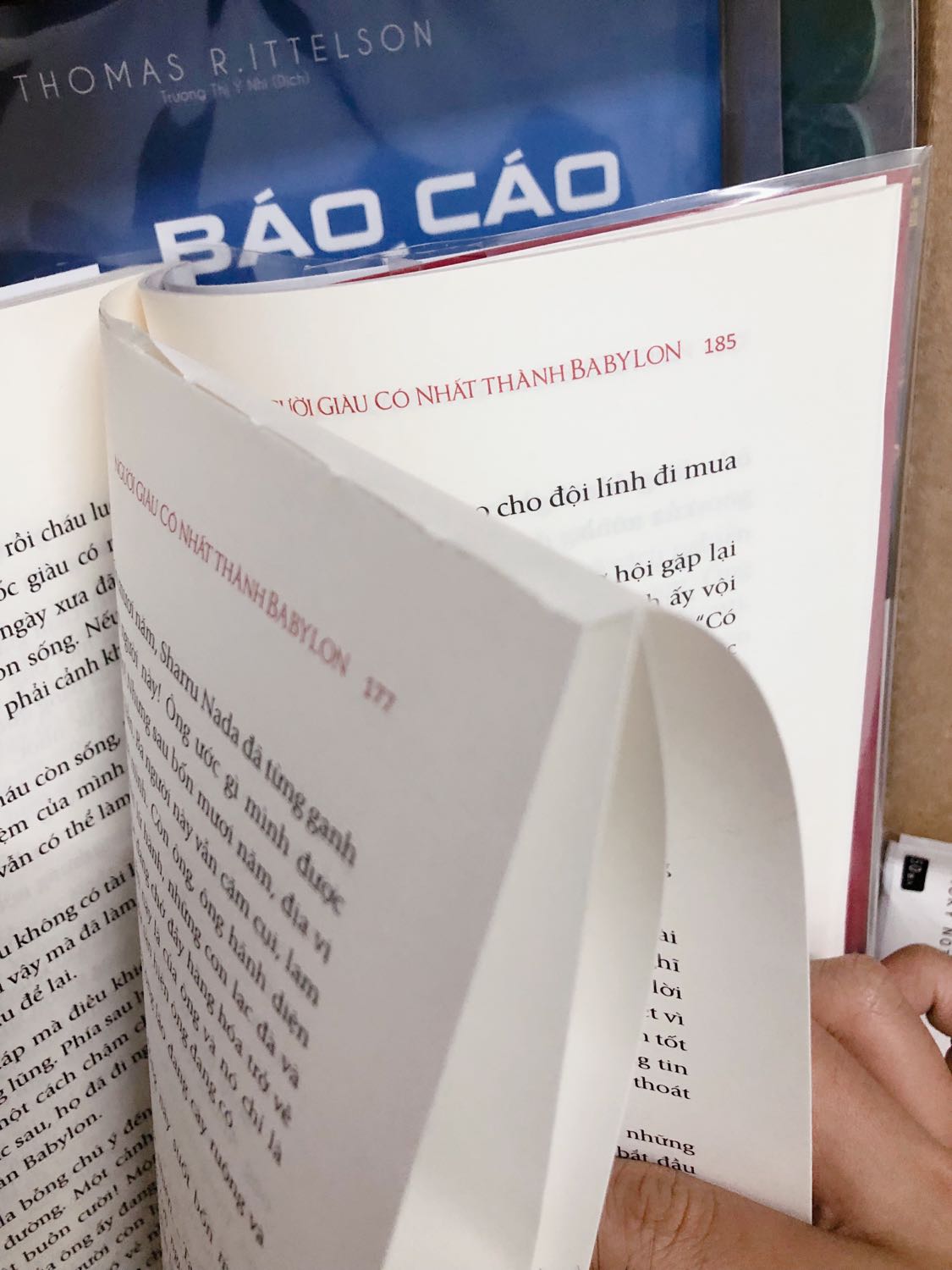 Mình là người khá kỹ tính. Có những cuốn sách nhận được bao bìa có hơi bẩn vẫn không sao, chủ yếu là nội dung sách. Nhưng những cuốn như thế này đến trang sách còn không được chỉn chu thì làm sao đọc được nội dung :) Lỗi giấy ntn thuộc về khâu kiểm định của nxb chứ không phải hư hỏng do vận chuyển tiki, tuy nhiên tiki nên kiểm tra sản phẩm trước khi giao. First News là đơn vị in ấn lớn vẫn để nv thật khó hiểu. Lấy dao rọc giấy thì sợ rách nham nhở. Vì cận ngày bay rồi nên mình đành chấp nhận đóng thùng gửi hành lý cho xong chứ không thể kịp đổi trả. Ngoài ra thì vận chuyển nhanh do mình đặt giao siêu tốc trong ngày, 2 tiếng là có rồi.