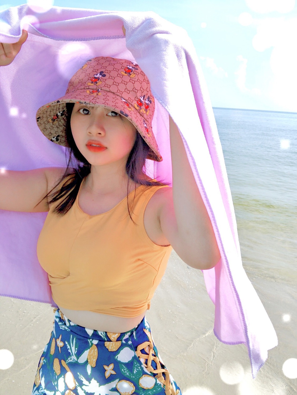 Mình mua bộ này tặng bạn gái, em ấy rất vui nên mình cũng vui. Rất hợp với dáng em luôn á. Chất vải cũng OK, màu sắc và kiểu dáng y hình của TIKI. Mới đi biển Vũng Tàu tuần rồi, bà con đi biển đông vô kể, nước không được sạch lắm nhưng ai ai cũng chen xuống tắm, rất vui á.
À quên, cho sản phẩm 5 sao nhé, chúc shop mua may bán đắt. Bạn gái nói là ghi nhớ tên shop để còn mua sau :(