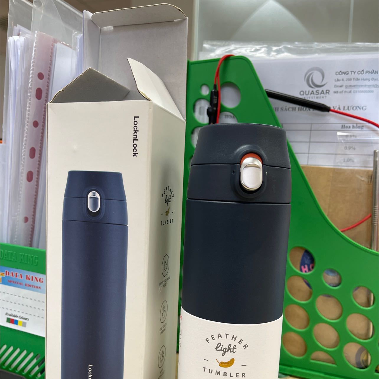 Ống hút được tặng cao hơn nên khi dùng ko đậy nắp bình được! Nhưng bình rất đẹp nha cả nhà!