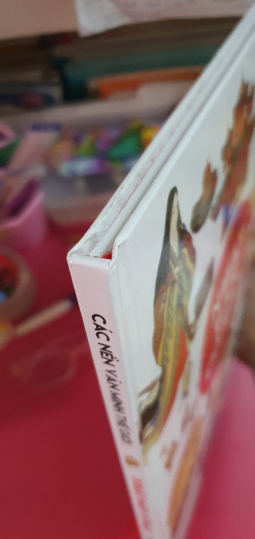 Bìa sách bị trầy  và dơ. Đóng gói không chắc chắn. Nội dung hay, màu sắc đẹp. Sách phù hợp với trẻ em lẫn người lớn.