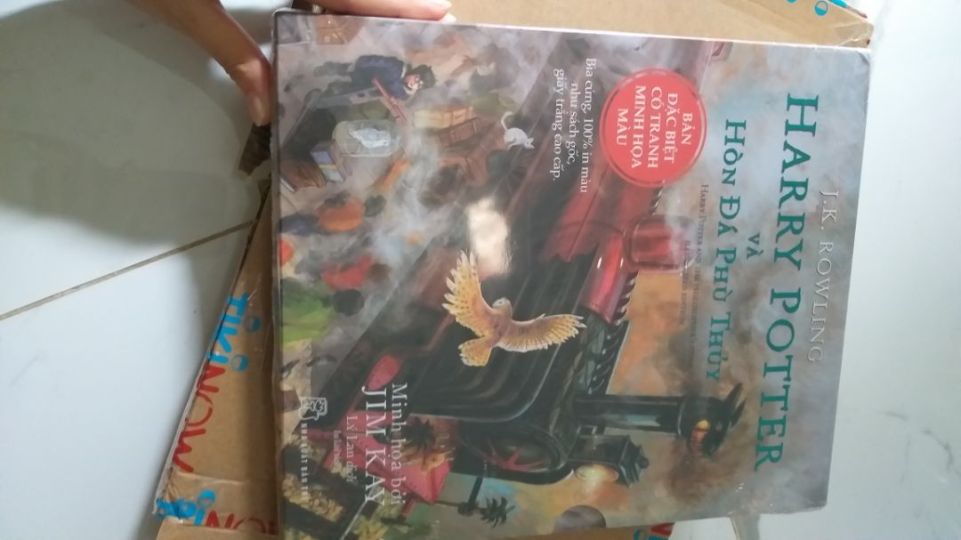 lúc đọc đánh giá thấy mng nói bị bung gáy sách dữ lắm, dính keo, cũng sợ mua nhưng sách nhận về có vẻ khá chắc, chưa bung nhiều. May quá!
Sau khi đọc vài ngày thì cũng bung rồi, đọc tới đâu bung keo ở phía trên tới đó, nhìn thấy rõ những trang đã đọc nó bị lệch đi so vs trang chưa đọc luôn, ai kỹ dữ lắm mới ko bị banh chành thôi. Thôi có lẽ là đặc thù nó vậy rồi nên đành chịu thôi, nhưng mong nxb trẻ hãy trau dồi thay đổi khả năng in ấn của mình thêm nha, 1 nxb lớn của đất nước mà làm ăn kỳ cục quá