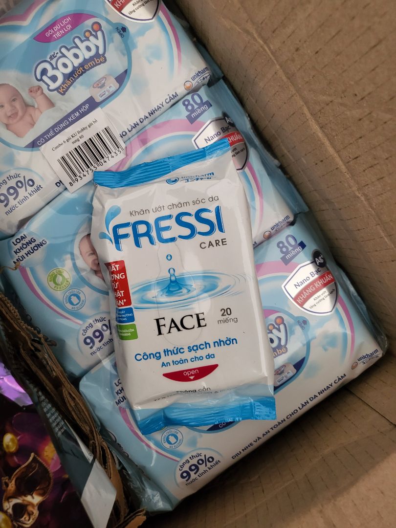 được tặng quà cũng dui nhưng mà cái thùng giao đến móp méo quá nhiều nên niềm vui giảm đi 1 nửa