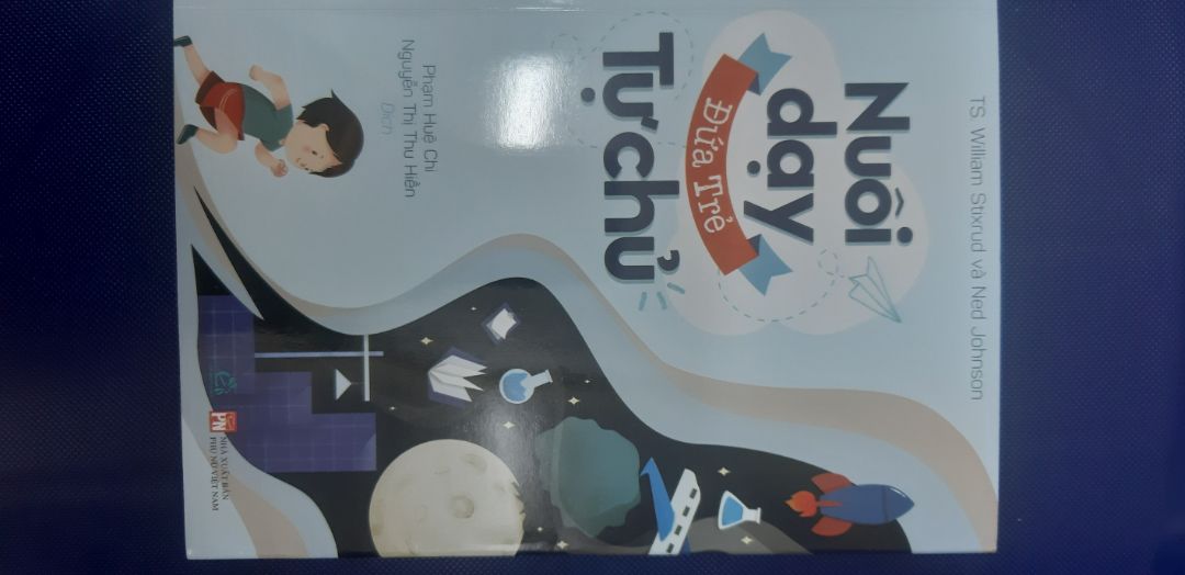 Mới nhận sách chưa kịp đọc nội dung nê đánh giá hình thức đã. Chất lượng sách tốt, bìa bóng đẹp như ảnh nhà bán hàng đăng (ảnh mình chụp bị xấu), nội dung in rõ ràng.