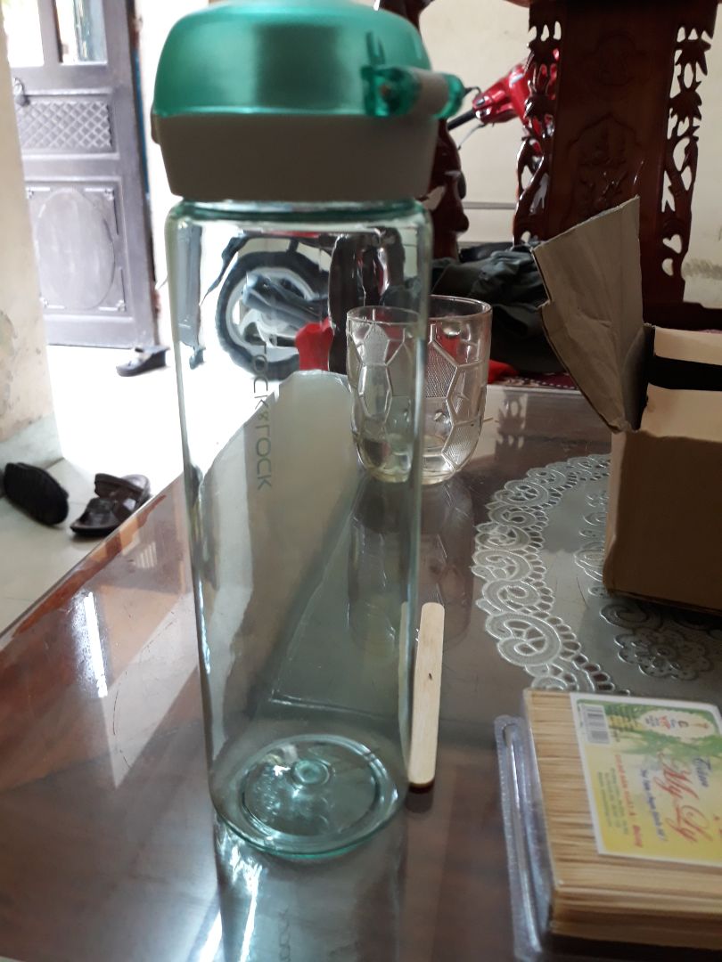 Ưu điểm: Đồ có thương hiệu. Màu đẹp. Chất liệu có vẻ cứng cáp
 Nhược: Bình nhỏ đựng khá ít nước. M dùng phải đổ nước nhiều lần. K đủ thể thao nhiều hay đi xa.
_ Không có quai xách. Giá k hề rẻ nhưng k có quai...? Thử tự làm quai mà bó tay. Cái quai quan trọng thế mà...
_ Nút bấm one touch NHỎ. Khó bấm. Bấm mạnh mới bật nắp. Khóa cài Rất nhỏ. Khó cài. Cài xong mà k thấy Khớp vô, không chắc gì hết trơn. Khẩy nhẹ là khóa mở -> Hay sợ nước trào ra ngoài.
Với thương hiệu và giá cả. đã sale vẫn mắc nv. So với bình cũ mình dùng không phải thương hiệu lớn thì thua xa