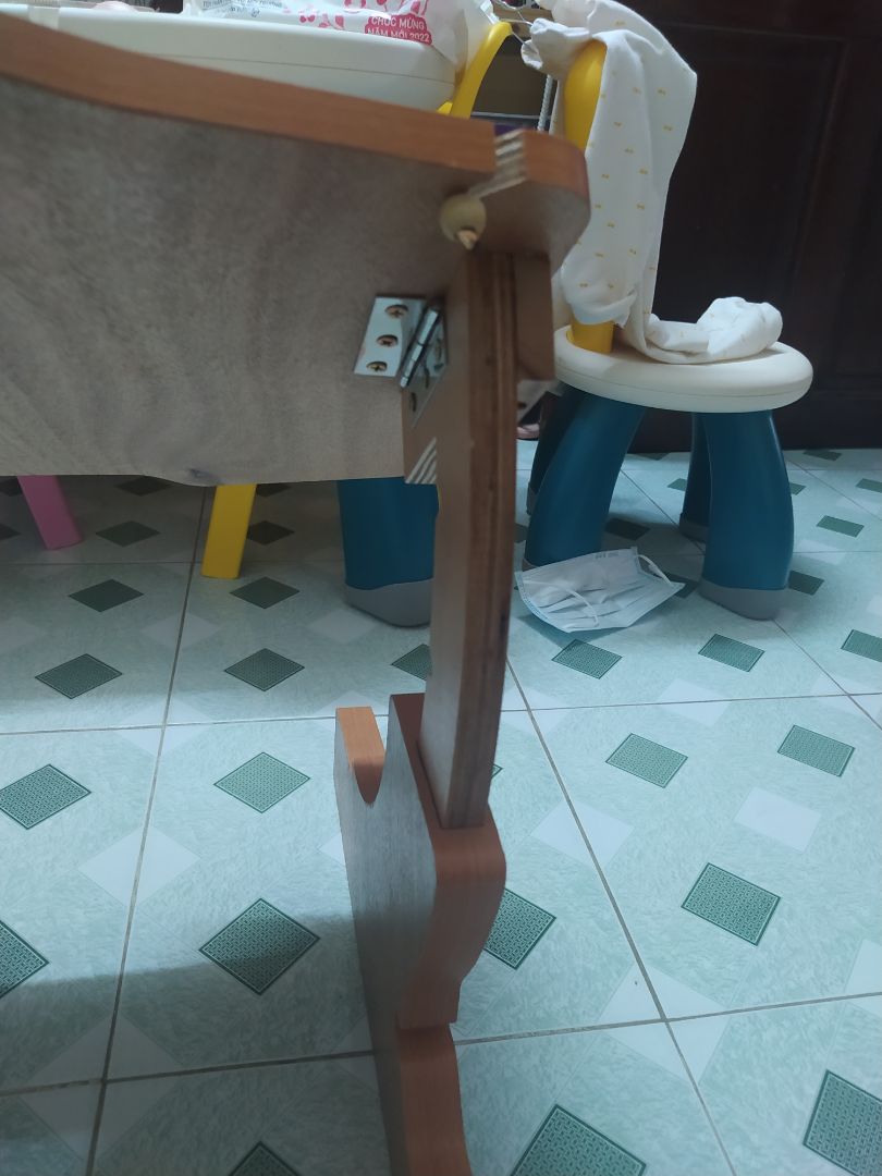 lúc nhận sản phẩm thì cảm giác hình đẹp hơn  hàng, bàn làm từ gỗ ép, nhìn chi tiết các góc cạnh và mặt bàn thì hơi thô nhưng được cái thiết kế khá sáng tạo và tiện dụng, cũng chính vì gỗ ép nên có ưu điểm là nhẹ, dễ thao tác. Nếu gia công tỉ mỉ và đẹp hơn nữa thì sản phẩm sẽ hoàn hảo hơn.