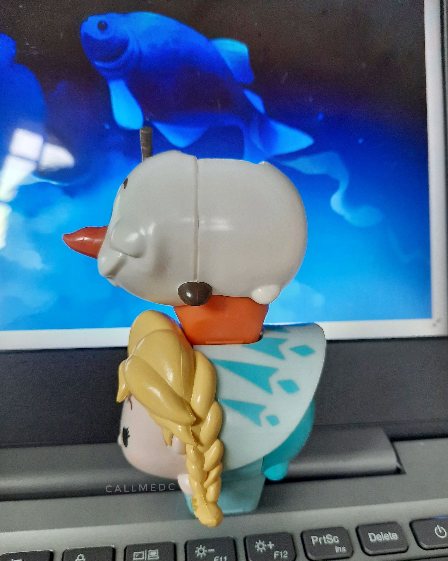 son thơm mùi dâu, dưỡng ẩm tốt, ít bóng.