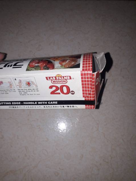 Giao hàng nhanh, nhân viên giap hàng nhiệt tình nhưng chất lượng sản phẩm tệ quá. Hộp bị móp méo rách nát hết cả. Mua 2 hộp phải bỏ đi 1 hộp, dùng được có 1 hộp à.