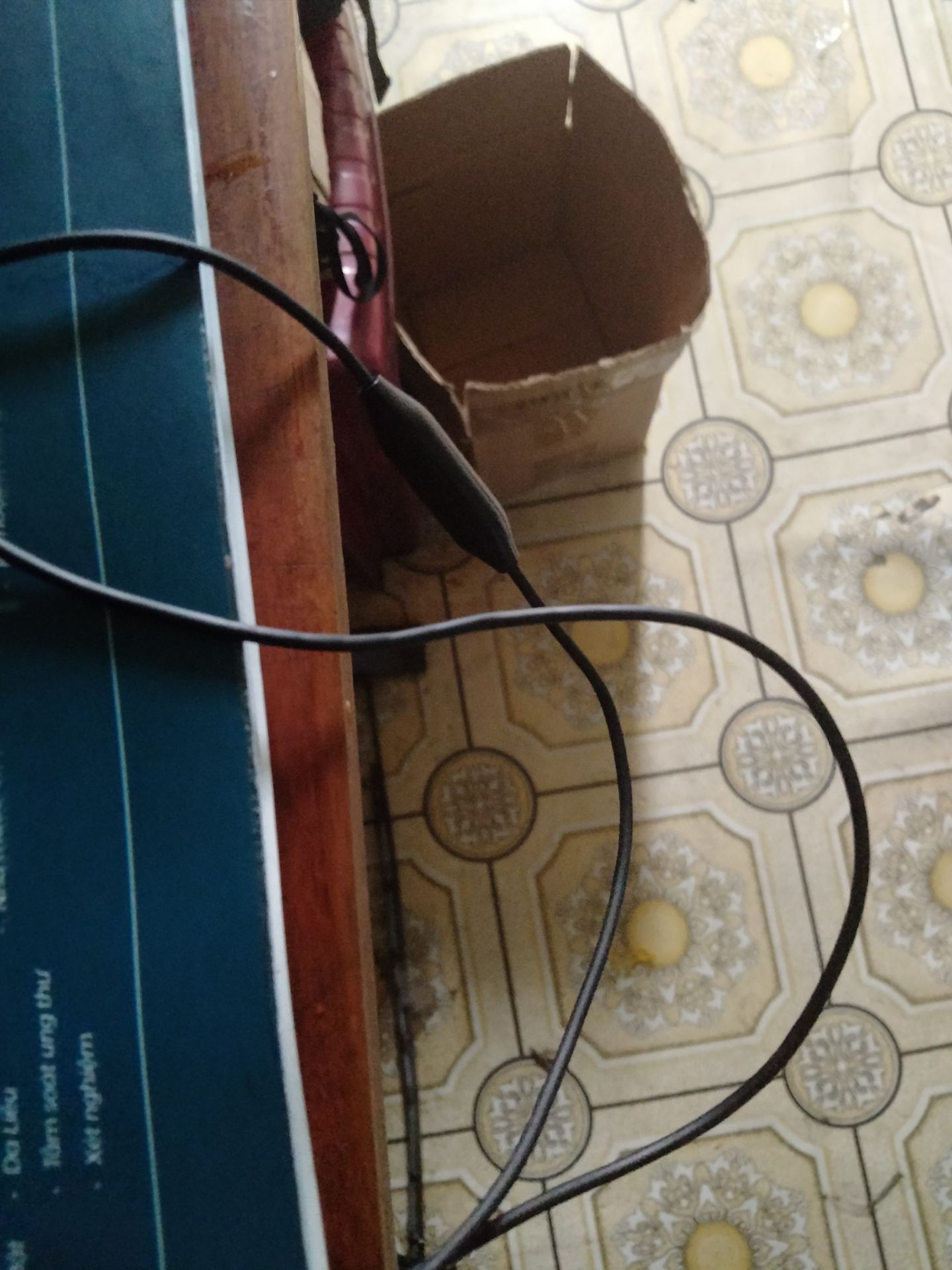 Tai Nghe Ổn. Giống Hình, hộp đựng bằng nhựa, chắc chắn. Mua về nghe Tạm