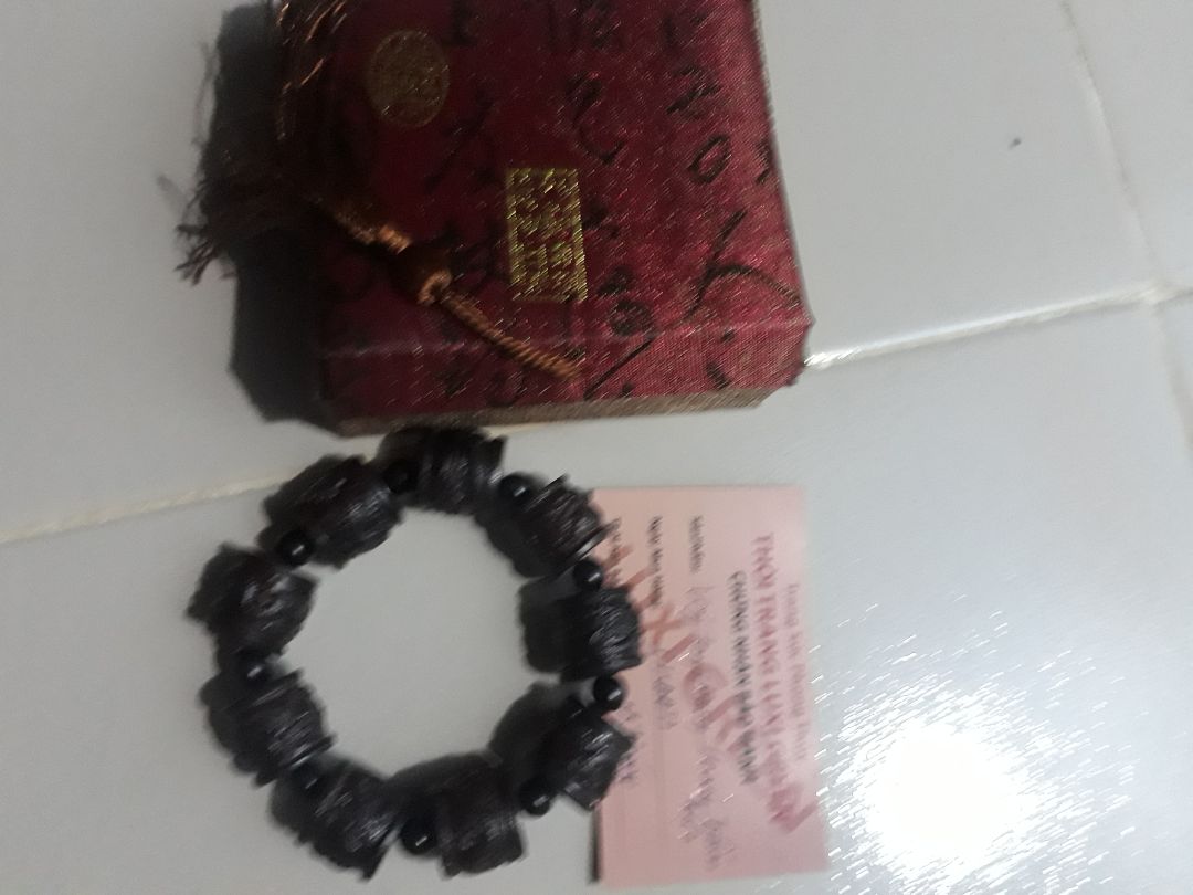 Hơi to sơ với cổ tay,lãi giống mủ hơn gỗ, nhưng có phiếu bảo hành chính hãng.