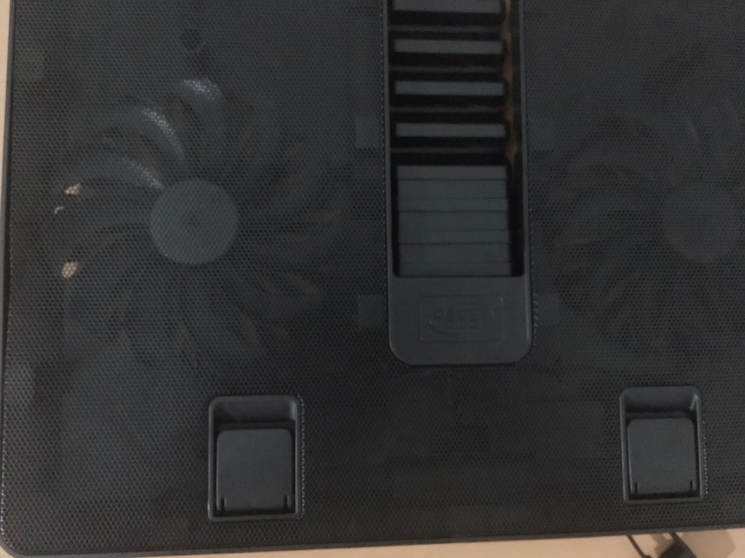 Mình đã gửi yêu cầu đổi lại sản phẩm khác mà vẫn chưa thấy có phản hồi gì ( đã gửi đc 2 ngày )
Sản phẩm bị lõm bên trái và chỗ bị lõm đấy khiến quạt bên trái ko hoạt động
Mong Tiki sớm đổi sản phẩm mới cho mình