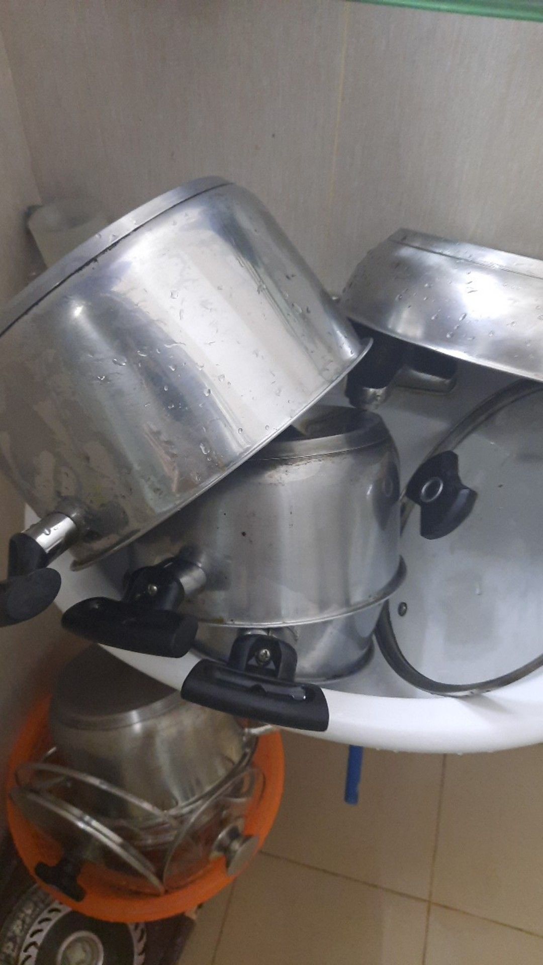 Mặt xoong bị ố vàng dùng xà bông rửa chén chùi mãi ko ra, nhưng bỏ một ít bột này vào chà nhẹ rồi để vậy 1 đến 2ph sau chùi là sạch banh luôn, nên mua nha Mặt xoong bị ố vàng dùng xà bông rửa chén chùi mãi ko ra, nhưng bỏ một ít bột này vào chà nhẹ rồi để vậy 1 đến 2ph sau chùi là sạch banh luôn, nên mua nha