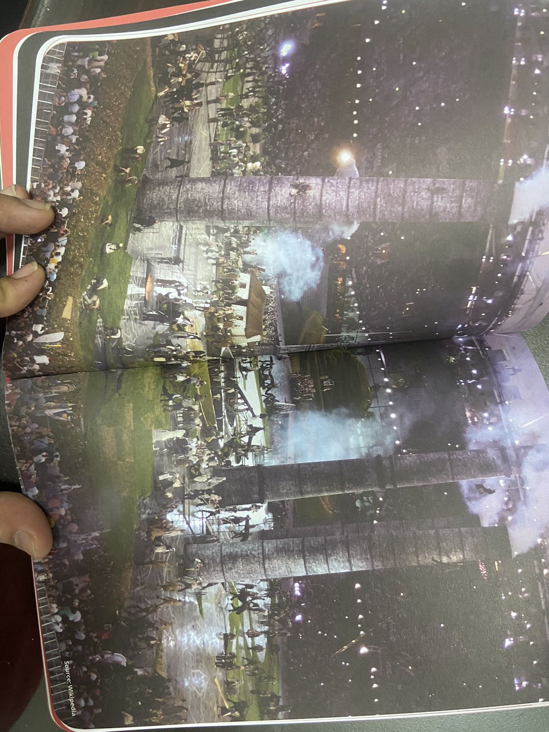 Sách giấy dày và được thiết kế rất đẹp mặt. Có xen lẫn những trang tiếng anh bản gốc. Nội dung về những trải nghiệm và triết lý của tác giả về nghiệp sáng tạo trong công ty quảng cáo. Sách phù hợp cho những bạn đang và có ý định làm tại agency hoặc marketer tại client. Đối với mình nó giống như 1 buổi chia sẻ về chuyện nghề nghiệp của tác giả và cũng đề cập một số tips cho những bạn làm nghề sáng tạo cả sáng tạo nội dung lẫn hình ảnh và còn mở rộng ra các lĩnh vực nghệ thuật khác. Rất đáng để tham khảo. Chúc mọi người mua được quyển sách phù hợp