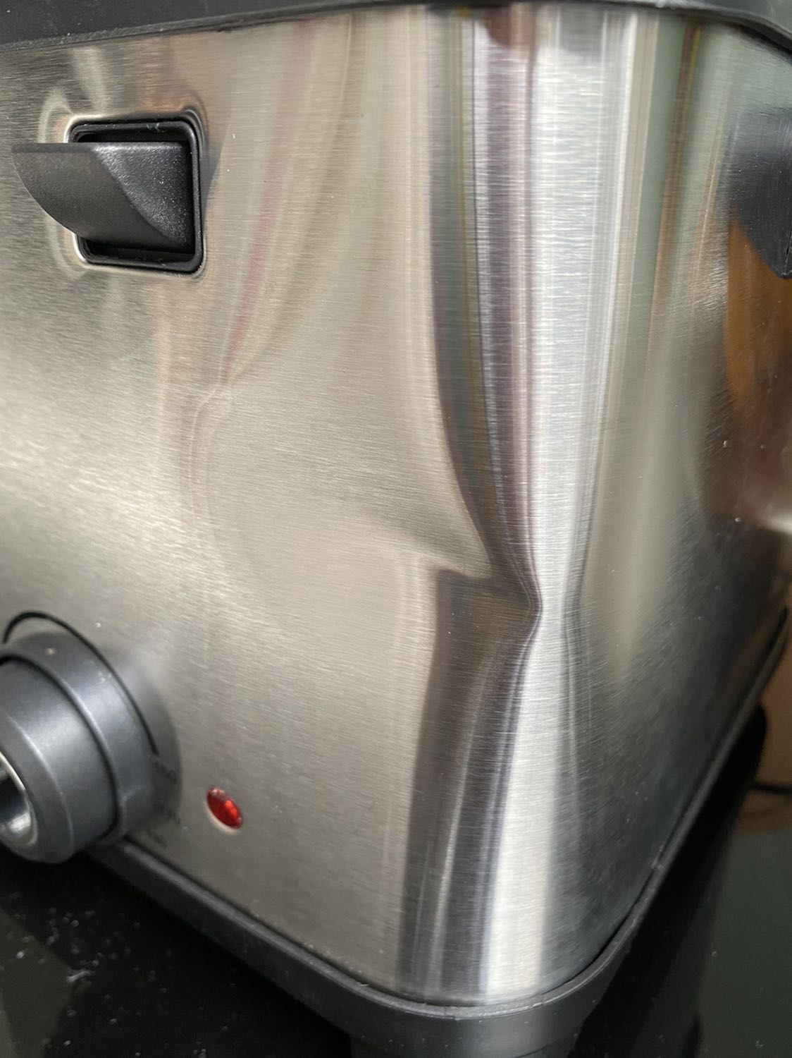 Mình không hiểu nổi nồi móp ngay trước mặt tiền cái nồi thế này mà lại giao cho khách?!!! Mình tin tưởng Tiki nên mới đặt tại Tiki Trading, z mà lại giao hàng cho khách sp lỗi ntn đây! 

Đổi trả thì rườm rà, cồng kềnh. 

Vô cùng thất vọngggg, rất không hài lòng!!!! 

Nồi khá nhỏ, chắc chỉ chiên vừa 2 cái đùi gà bự thôi. Mn cân nhắc về size nếu muốn chiên nhiều.