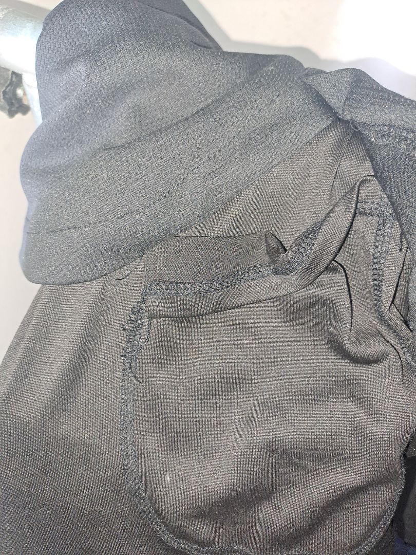 Mang thời gian đầu ổn, được gần 2 tháng rồi và mới phát hiện giặt máy phải để chế độ giặt nhẹ, không rất dễ bị dãn và rách chỉ túi đựng điện thoại lót trong.