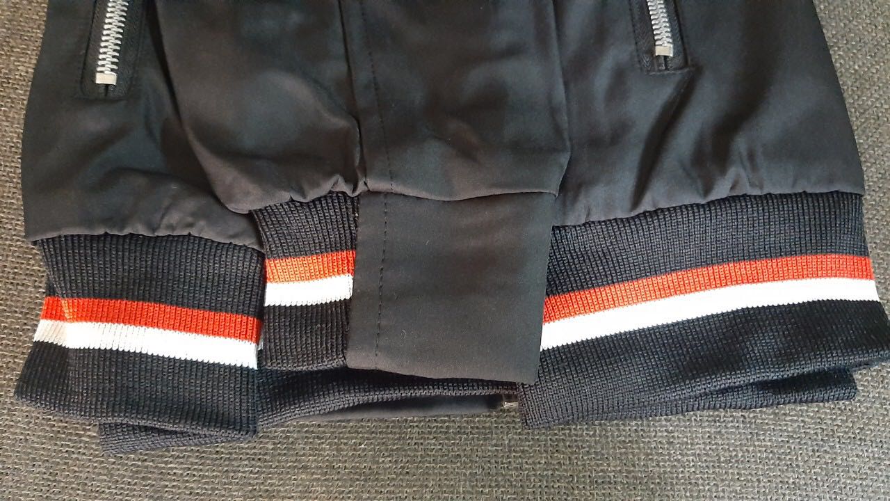 Áo khoác đẹp , các đừong viền áo được may sắc nét , dây khoá kéo kim loại chắc chắn , đường chỉ may rất đều đẹp , như mô tả , 2 túi có khoá nên đựng được tiền ok , có thêm túi trong nữa khá tiện lợi , khi mình cần có thể bỏ dc điện thoại vào trong luôn , chồng mình m7 szie XL là vừa ngừoi  Sản phẩm đúng như mô tả , mua hàng online mà chất và giá như vậy thì không có gì phải phàn nàn nữa . Mình mua hàng online cũng nhiều mà lần này phải nói la rất ưng ý luôn, cảm ơn shop nhiều nhé, giao hàng nhanh áo đẹp ! Mong là tiki ngày càng ngày càng phát triển trong thời gian tới và shop thì kinh doanh phát đạt nha  ?