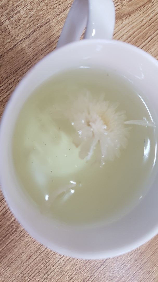 Mua vì bình luận 5*, nhận hàng chỉ muốn trả lại:
Hoa cúc rất dơ, pha nước toàn bụi thôi mặc dù đã rửa và trần nước sôi trước đó.
Kỷ tử nhúng nước chưa kịp rửa đã ra màu, mình vất luôn ko dám uống. Kỷ tử khô do bảo quản chứ ko phải dạng khô tươm mật như ở nơi khác bán, cộng thêm ko thơm
Long nhãn cũng dơ và bụi, ko ngọt
Táo tàu thịt quả rất bở, không giống những loại mình đã dùng trước đây
Giá so với shop online khác thì tương đối, so với chợ Hải Thượng Lãn Ông gấp đôi!
Bài học khi lười tự đi mua!