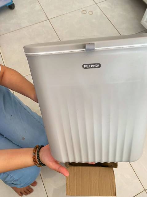 Đã nhận được hàng. Thùng to vừa phải. Thùng này treo tủ bếp thì quá hợp lý luôn. Sơ chế xong cho rác vào thùng, vừa gọn gàng vừa sạch sẽ Đã nhận được hàng. Thùng to vừa phải. Thùng này treo tủ bếp thì quá hợp lý luôn. Sơ chế xong cho rác vào thùng, vừa gọn gàng vừa sạch sẽ