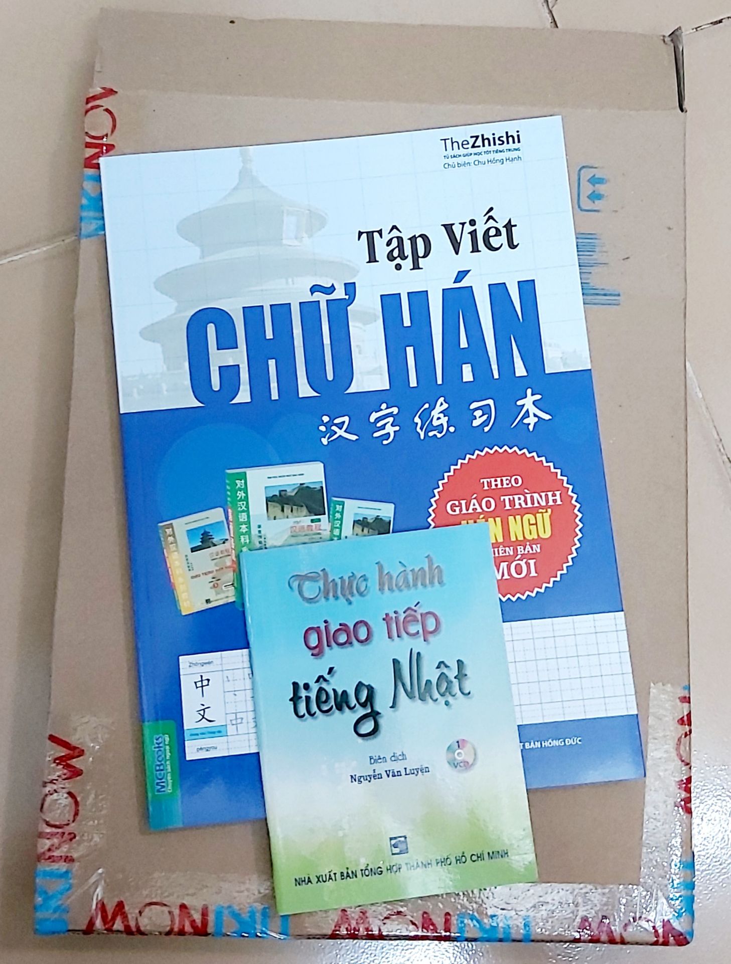 - Freeship TikiNOW nên giao nhanh
- Sách còn nguyên vẹn, mới toanh. Săn được nhờ flashsale giá còn 33k nên cực hời.
- Giấy dày, trắng tinh, in ấn rõ nét, đậm màu.
- Nội dung bám theo giáo trình hán ngữ, có chữ mờ để người học đồ theo.
Tóm lại vô cùng hài lòng về chất lượng sản phẩm