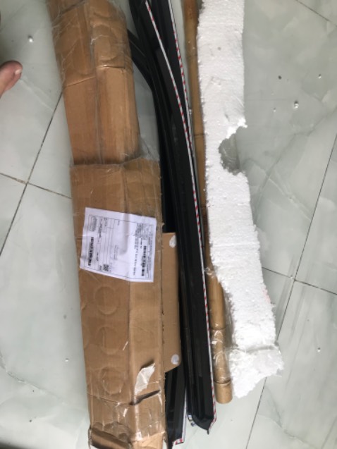 Shop giao nhầm hàng rồi ạ. Tôi đặt vè chắn mưa xe ôtô spark, shop lại giao vè chắn mưa xe ôtô matiz. Nhờ shop đổi lại hàng giúp ạ, cảm ơn shop