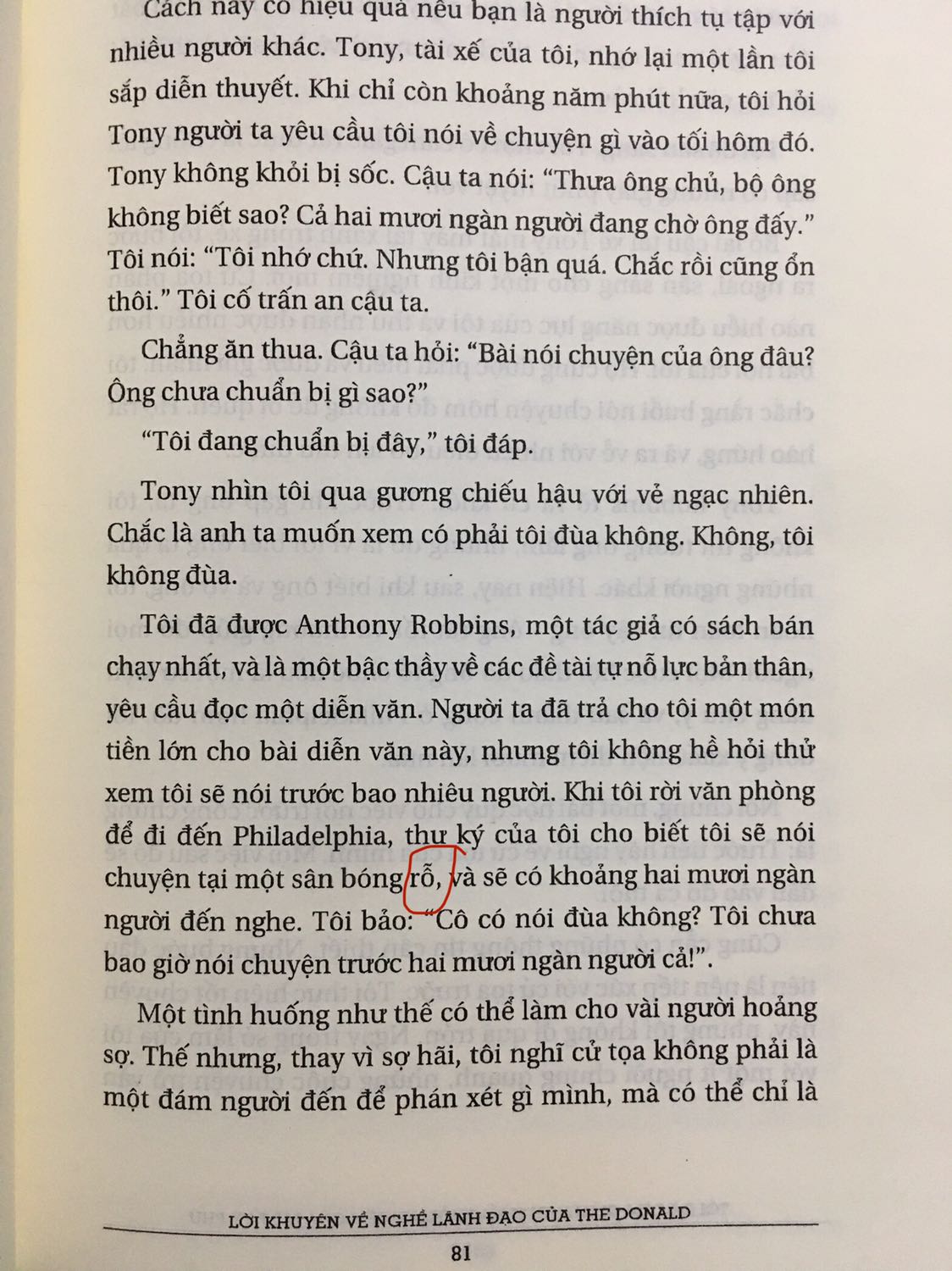 Sách còn nhiều lỗi chính tả.
Sách chủ yếu đưa ra nhiều lời khuyên dựa trên những gì ông Trump đã trải qua.
Phần dịch có vài chỗ không sáng ý để người đọc có thể hiểu. Ví dụ đoạn "quyền thông gió". 
Muốn hiểu cuốn này nên đọc cuốn Nghệ thuật đàm phán trước. Art of the deal kể về các sự kiện kinh doanh theo thời gian của Donald Trump nên mình đánh giá nó hấp dẫn hơn How to get rich này.
Tuy nhiên đây cũng vẫn là cuốn sách đáng đọc.