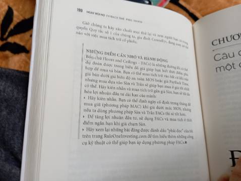 Sách hay quá, dịch rất cuốn và dễ hiểu. 
Giấy in chất lượng , sờ vào trang sách rất sướng.
Quyển sách này dành cho những ai muốn đầu tư theo phương pháp mua tích trữ cổ phiếu.
Em đã đọc quyển sách này 4 lần và mỗi lần đọc đều học thêm được 1 điều mới.
Tuy nhiên có một điều em vẫn chưa hài lòng đó là quyển sách vẫn có một vài chỗ in sai, in nhầm và in thừa. Những lỗi này không nhiều ( vì đọc đến tận lần 4 thì em mới chú ý ). Nên em mong team HappyLive sẽ sửa lại mấy lỗi này. Để cho trải nghiệm của người đọc được trọn vẹn nhất.