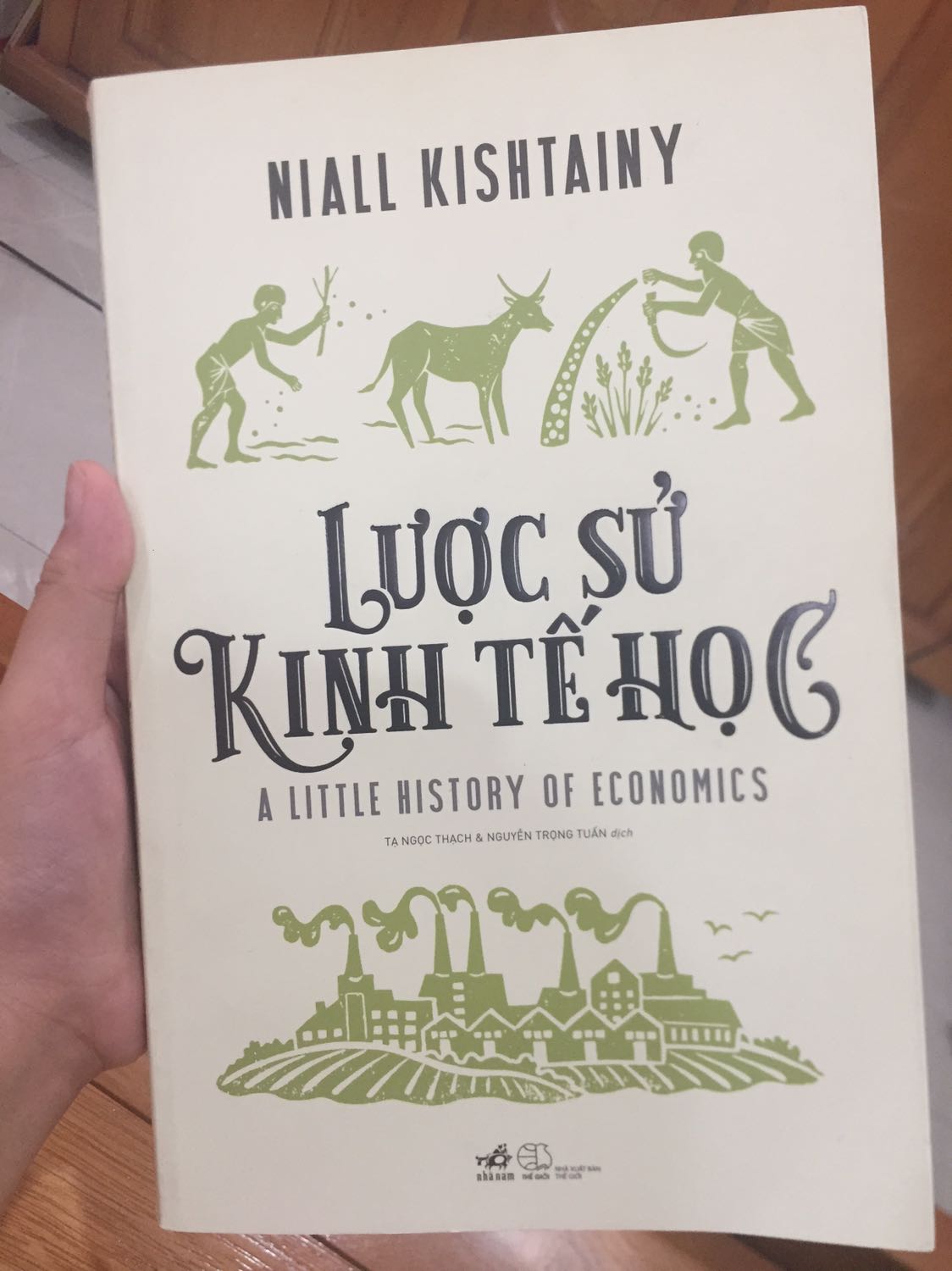 Mình đọc bình luận trên Goodread thì đây là cuốn sách kinh tế cơ bản dành cho trẻ nhỏ/thiếu niên nên mình đã quyết định mua. Nhưng nhìn chung thì đọc phải nghiền ngẫm nhiều lần, đọc đi đọc lại vì để tránh quên các sự kiện, tư tưởng. Tác giả giải thích khá cụ thể, sau khi mình đọc thì cũng đã năm được tương đối lịch sử hình thế nền kinh tế như hiện nay, từ khi đối mặt đến sự khám hiếm rồi đến các chủ nghĩa trọng thương/nông,.... Sách gồm 40 chương nên bao hàm khá nhiều kiến thức. 
=> Rất thích hợp cho người chưa biết rõ về kinh tế.