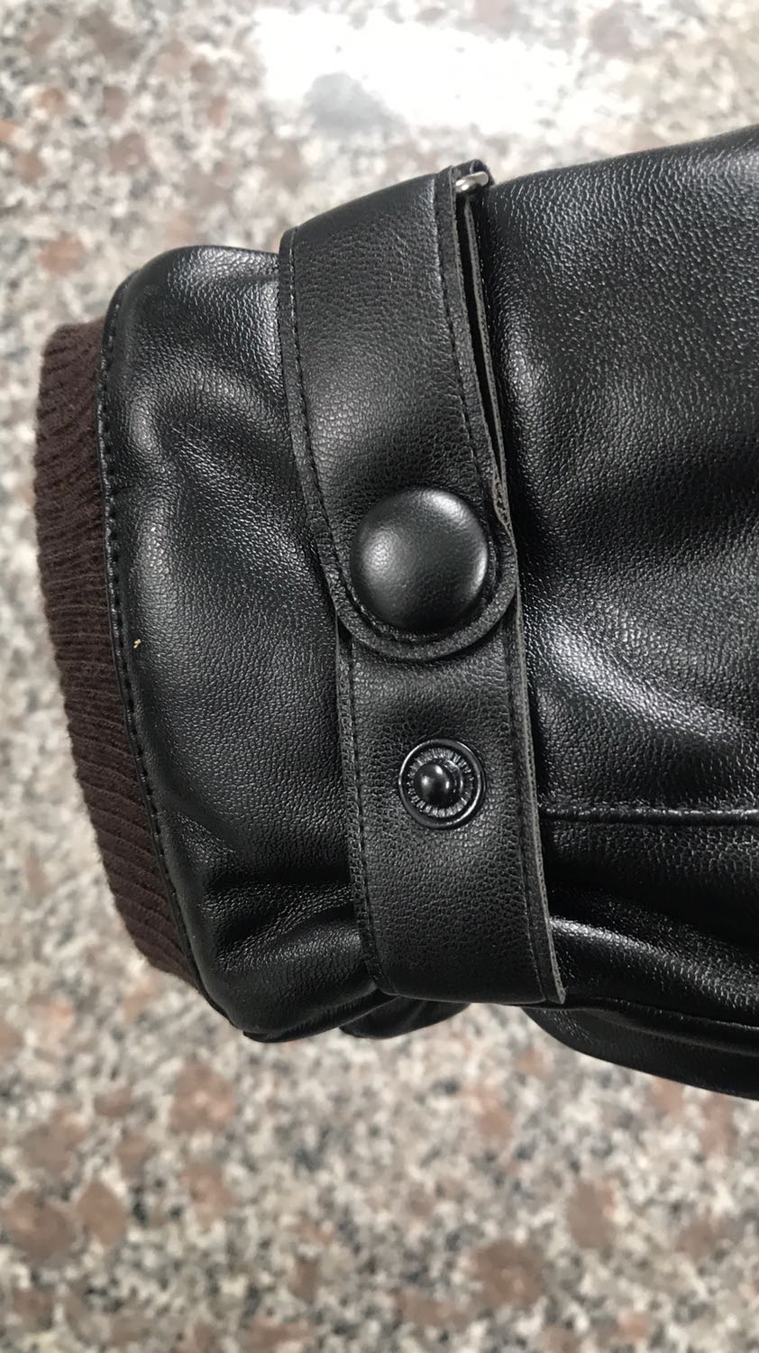 Shop đóng gói cẩn thận giao hàng nhanh mặc dù đang dịch. Khá là vui. Sản phẩm thì khá là tốt. Da chắc chắn, độ co giãn cao. Lớp lót nỉ lông tạo cảm giác bó sát, êm và dễ chịu khi sử dụng. Cảm ứng điện thoại ok, vuốt như không đeo luôn. Rất hài lòng. Sản phẩm đáng mua các bạn ạ.