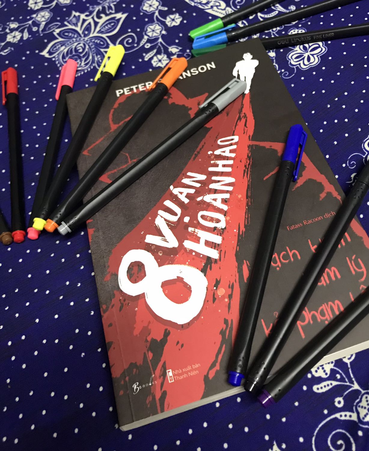 Các bạn ơi, đừng nhầm tựa cuốn sách “8 Vụ Án Hoàn Hảo” là 1 tuyển tập gồm 8 câu chuyện ngắn về 8 vụ án nhé. Nó đích thực là 1 cuốn tiểu thuyết trinh thám liền mạch, dầy khoảng 300 trang với những tình tiết xoắn giật, căng thẳng và vô cùng hấp dẫn.

Các bạn nên cân nhắc trước khi đọc cuốn sách này, vì nó có khả năng spoil các tựa sách khác, chẳng hạn: Sát Nhân A.B.C (Agatha Christie), Vụ Ám Sát Ông Roger Ackroyd (Agatha Christie), Người Lạ Trên Tàu (Patricia Highsmith), Khoản Bồi Thường Gấp Đôi (James M. Cain)…

Đây là một cuốn tiểu thuyết trinh thám với cốt truyện mới lạ, thú vị. Mạch truyện tương đối chậm, không quá rối rắm phức tạp, nhưng đủ để ghìm bạn không thể đọc nhanh được. Bạn thực sự cần những khoảng lặng để suy ngẫm, đánh giá, phán đoán, sàng lọc các tình tiết gợi mở mà tác giả cài cắm rất khéo léo trong sách, cốt để tìm ra sự thật trước cả khi tác giả bật mí. 

À mà thôi, đọc nhanh hay đọc chậm, qua loa hay tỉ mỉ, lật tới hay lật lui…. thì bạn cũng chẳng đoán được hung thủ đâu. Một cú plot twist ngoạn mục đủ sức vo viên các kiến thức thặng dư về trinh thám của các bạn thành con số KHÔNG tròn trĩnh.

Tiki ship đúng hẹn. Sách mới nguyên seal, đóng gói không có xốp chống sốc nhưng sách không bị ảnh hưởng.