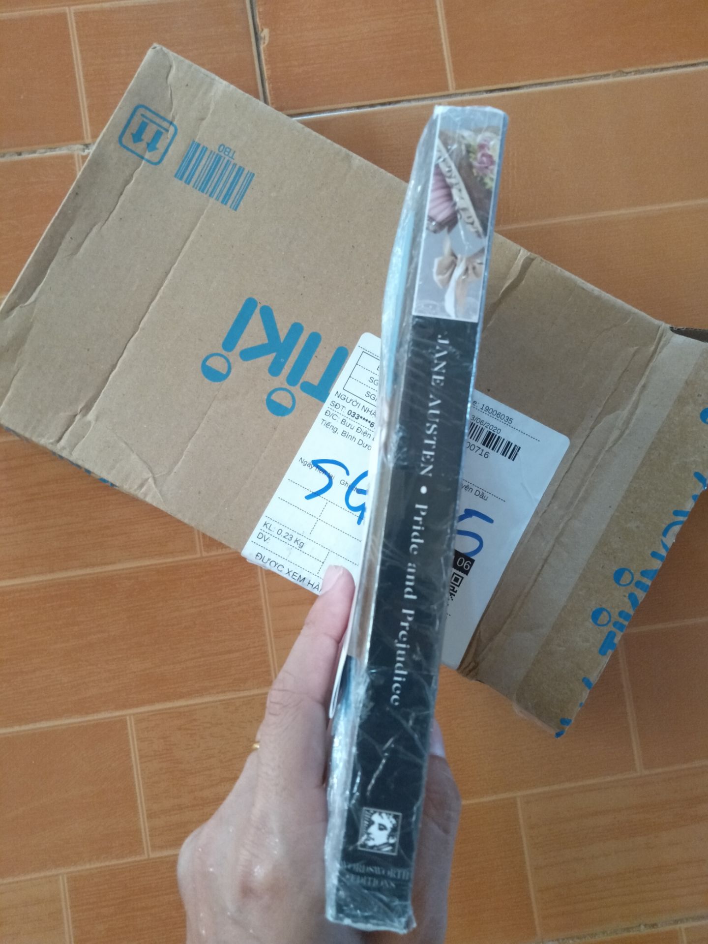lần nào mua hàng của tiki cũng đều phải cho 5sao cả chất lượng cũng như giá cả vậy, có điều đây là sách ngoại văn nên giao hơi lâu xíu nhưng lại giao trước dự kiến 2 ngày, sách đẹp nhưng nhẹ hơn mình nghĩ. lần nào mua hàng của tiki cũng đều phải cho 5sao cả chất lượng cũng như giá cả vậy, có điều đây là sách ngoại văn nên giao hơi lâu xíu nhưng lại giao trước dự kiến 2 ngày, sách đẹp nhưng nhẹ hơn mình nghĩ.