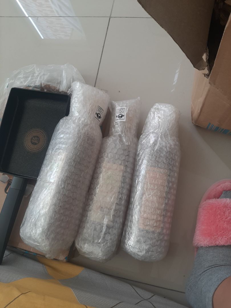 Mình mua vì chai đang dùng sắp hết. Cũng chưa dùng thử ntn nhưng đọc đánh giá thấy ok nên mua thử. Đóng gói thì cẩn thận, chai còn nguyên vẹn không bể.