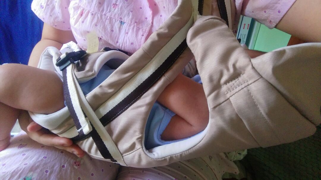 giao hàng nhanh sản phẩm như hình. Địu mềm, các mẹ nghiên cứu kỹ hướng dẫn sử dụng thì đeo êm không đau vai, cu cậu nhà mình có vẻ thích cho vào địu là nằm im rồi thiu thiu ngủ vì tưởng được mẹ bế, mới dùng được cách địu nằm thấy ok, còn 3 cách còn lại đợi bé lớn hơn mới thử được. Nói chung là hài lòng