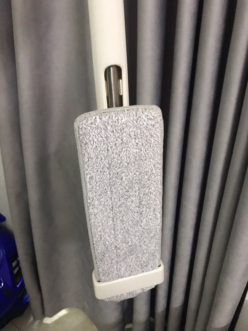 cây lau nhà nhìn xịn xò, chắc chắc, gấp gọn, lau nhà tới đâu sạch tới đó, mua để nhà cửa sạch hơn trong mùa cô vít này. Cảm thấy hài lòng với số tiền bỏ ra, thanks shop.