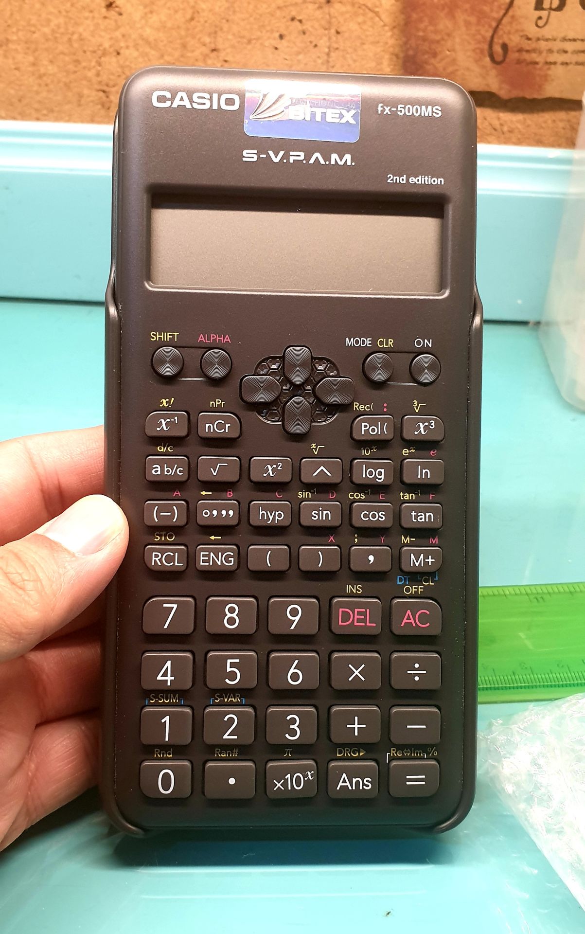 1 lần nữa bất ngờ về tốc độ giao hàng của tiki, mặc dù giao đi tỉnh, chưa đầy 24h nhận luôn.
Có điều, hộp đóng gói ghi hàng dễ vỡ, nhưng bên trong không được bọc chèn xốp hay nilon hơi chống sốc, rỗng không, hộp máy tính lọc xọc bên trong, nên không hiểu sẽ chống va đập kiểu gì nếu rơi.
Điều thứ 2, khi lấy hộp ra, rõ ràng hộp đã bị bóc, không còn nguyên tem, mặc dù có thể tạm hiểu là bị bóc ra để dán tem nhà phân phối. Tuy nhiên đánh giá đây là cách làm rất rất cổ và không chuyên nghiệp. Hãy học các bạn doanh nghiệp nước ngoài, hàng mua nguyên đai xuất từ nhà máy, họ quản lý theo mã vạch hoặc barcode. Ít ra khi bóc hàng dán tem, nên bỏ vào tờ giấy thông báo và xin lỗi khách hàng về sự bất tiện.
Đánh giá tiki 5 sao, NPP 4 sao, tổng vẫn để 5 sao.