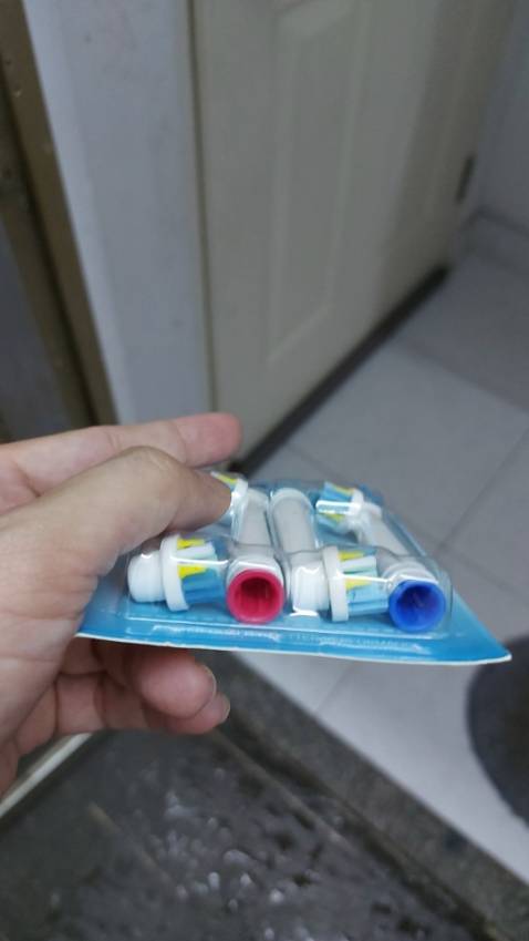 Dùng thích, răng mình nhiều mảng bám, đen mà đánh vài lần là sạch, cước tốt đánh không đau, Kết hợp thêm vài đầu nữa là khỏi lo  gì cả. Nói chung hài lòng